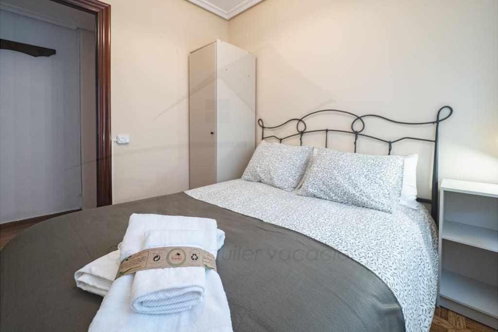 El Llar Del Gueelu Apartment Gijon Luaran gambar