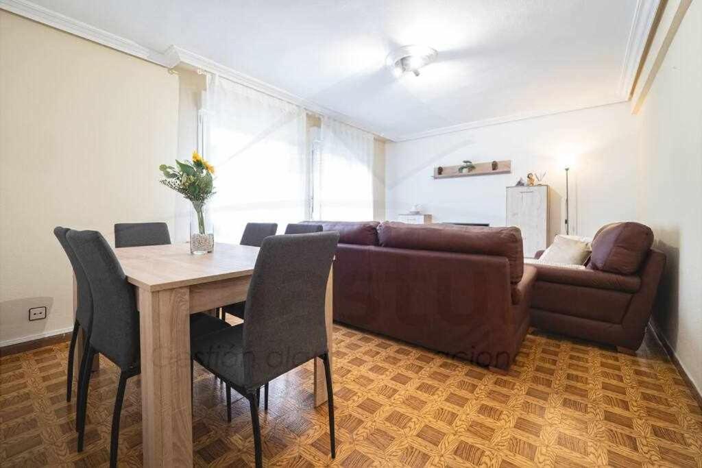 El Llar Del Gueelu Apartment Gijon Luaran gambar