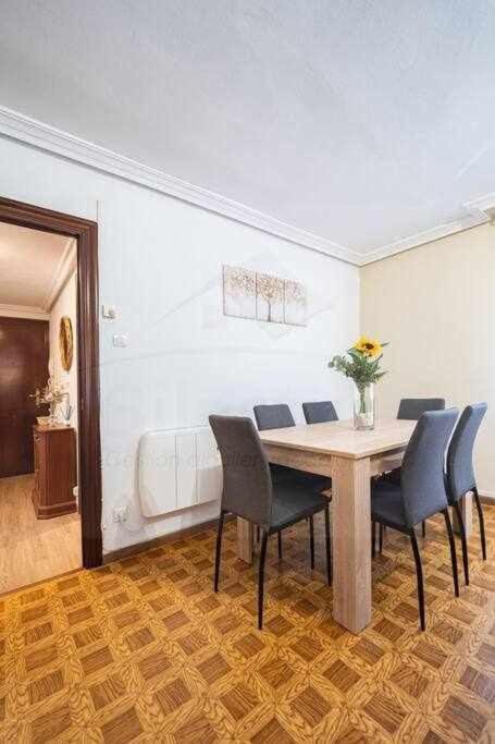 El Llar Del Gueelu Apartment Gijon Luaran gambar
